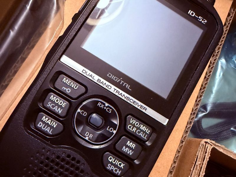 ICOM ID-52E