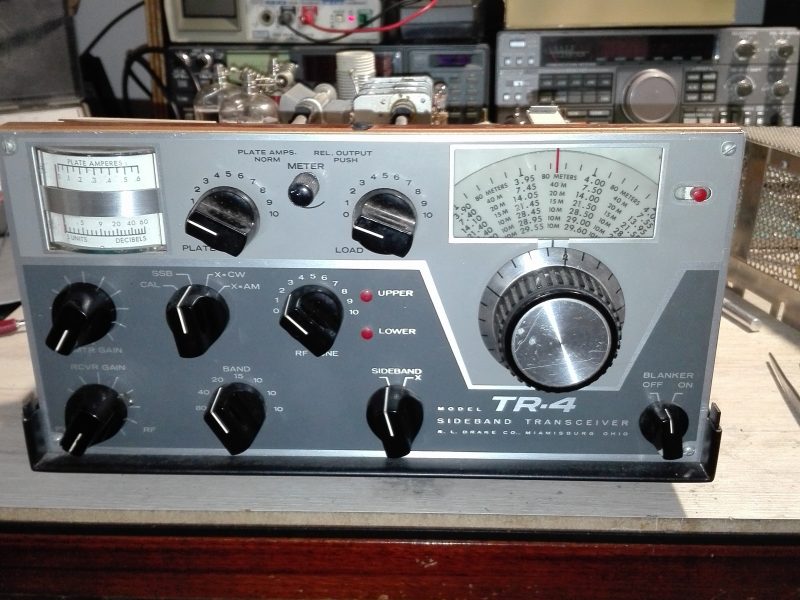 DRAKE TR-4 v VR-4