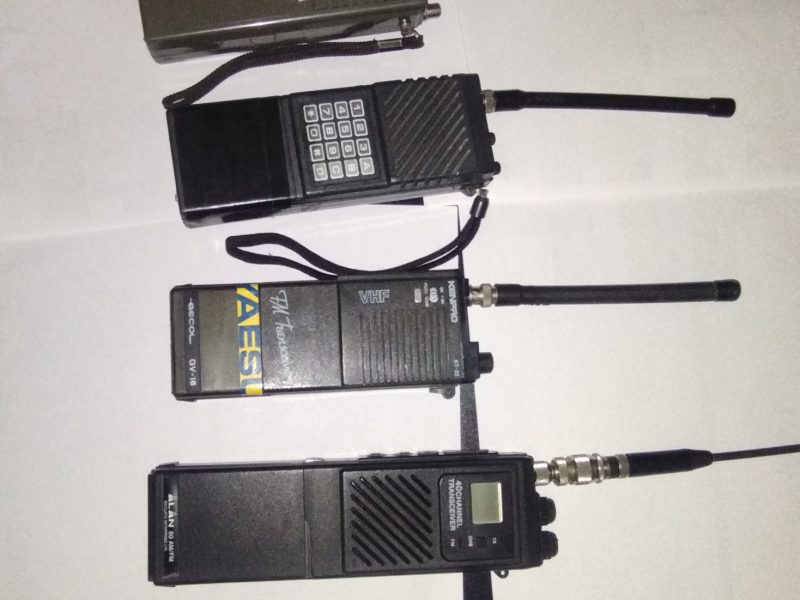 Lote de 4 walkies VHF RULETAS, + 1 WALKIE CB