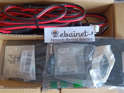 Icom Ic-7300 en su caja con asa lateral y asas metalicas. Micro dinamico amplific.