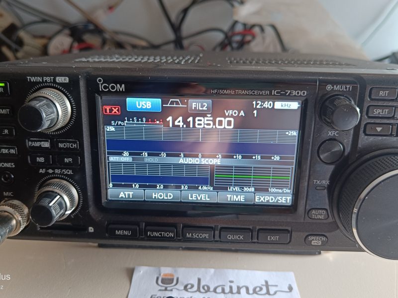 Icom Ic-7300 en su caja con asa lateral y asas metalicas. Micro dinamico amplific.