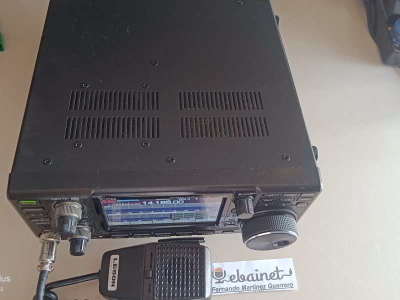 Icom Ic-7300 en su caja con asa lateral y asas metalicas. Micro dinamico amplific.