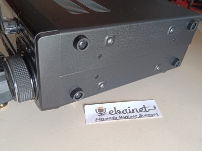Icom Ic-7300 en su caja con asa lateral y asas metalicas. Micro dinamico amplific.