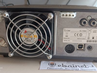 Icom Ic-7300 en su caja con asa lateral y asas metalicas. Micro dinamico amplific.