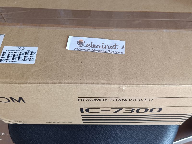 Icom Ic-7300 en su caja con asa lateral y asas metalicas. Micro dinamico amplific.